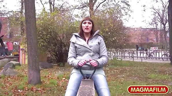 Нескромна баба не безплатне українське порно замислюючись підставляється під пеніс.