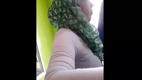 Ось як ебут білі українські порно сайти та чорні хлопці одну телицю на трьох.