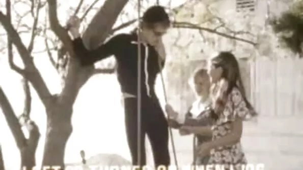 З симпатичними хвостиками дівчина домашнє українське порно дає двом хлопцям