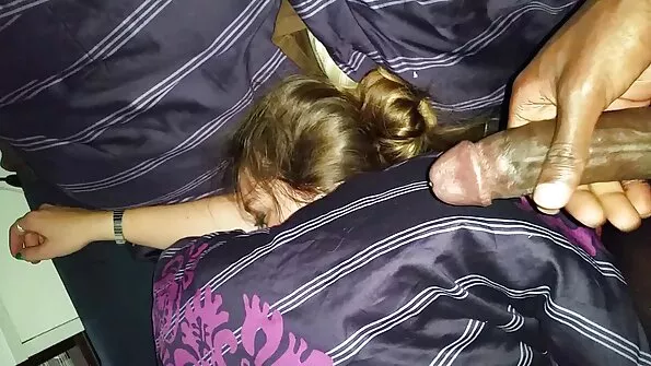 Цікава краля обслуговує хуі сусідських чоловіків. порно на українські мові