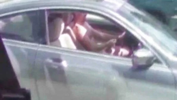 Бідолашний чоловік розплатився дружиною з орендодавцем і спостерігає за порно в українському селі сексом.