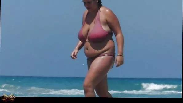 Целюлітна бабуся збудилася і стала мастурбувати прямо українські порнофільми на стільці.