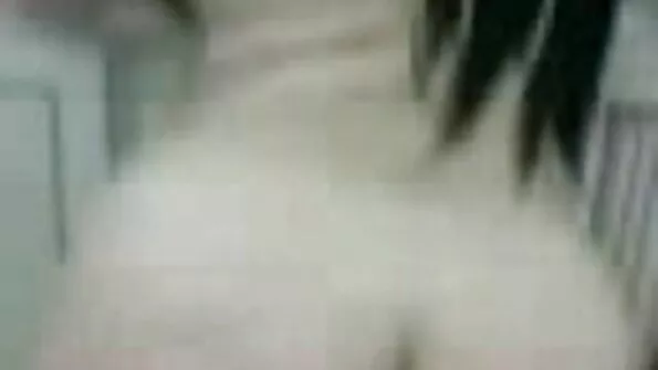 Російська худорлява з маленькими цицьками класно секс по українське скаче на члені.