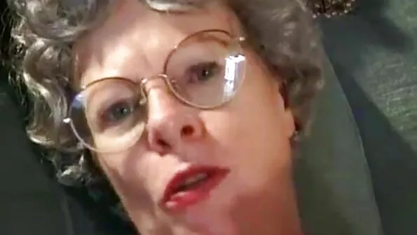 Милашка ебала ротом з дилдо подружку українськепорно з апетитною попкою.