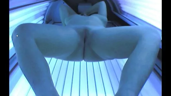 Худенька позує голою біля скелі і лакає український секс голену кицьку.