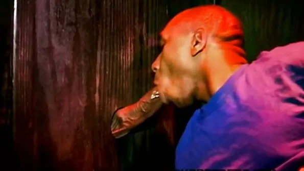 Чорноволоса манда сідає на несправжній українське домашнє порно член