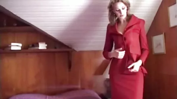 Шикарна брюнетка роздяглася до українська порно гола, щоб спокусливо позувати