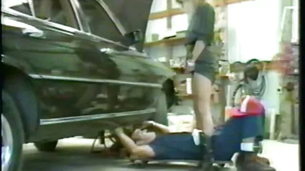 Жінки домінують над чоловіком і шльопають його по дупі. скачать порно українське