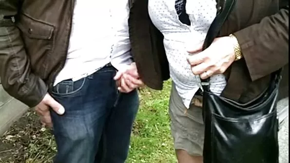 Відв'язні кольорові телиці об'їжджають українське порно хлопця на дивані.