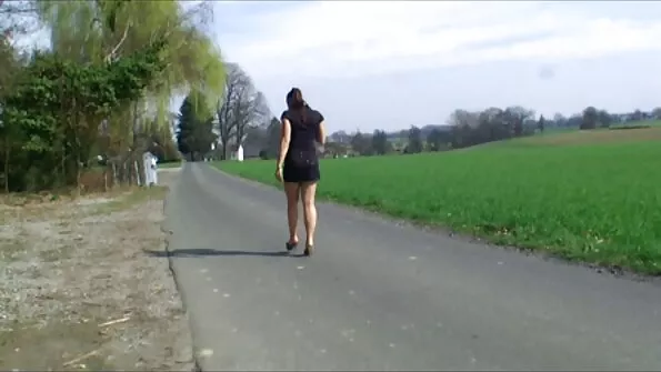 Ефектним членом трахнув двох лесбіянок на porno українське дивані.