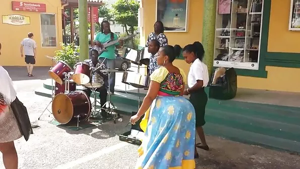 Руду сучку жорстко ебут у волохату пизду величезним українське порно хуем.