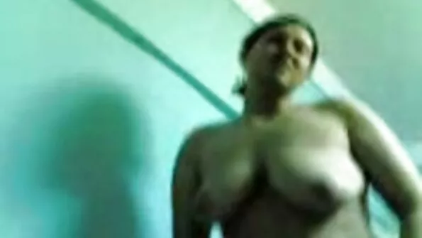 Чувак знімає окуляри і чудово український секс натягує пілотку на підлозі