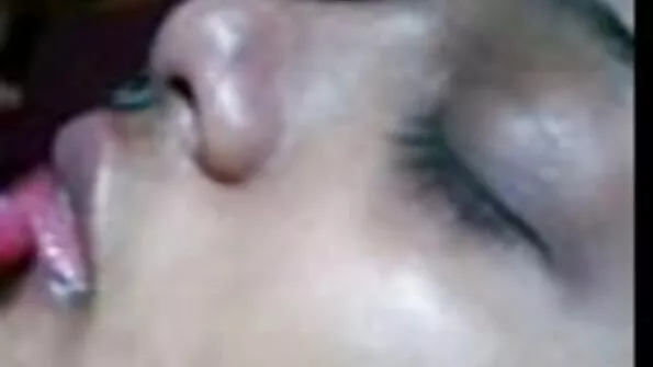 Жінка продемонструвала кицьку на рак перед укрїнське порно вебкою.