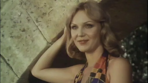 Кучерява мулатка погладила пілотку в український порно фільм поїзді.