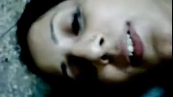 Мажорна дівчина торкається писю на сонечку. порно українське онлайн