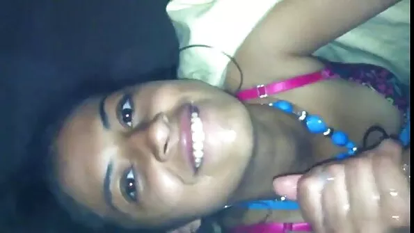 На невеликому дивані шалені подруги трахаються українське домашнє порно з хлопцем.