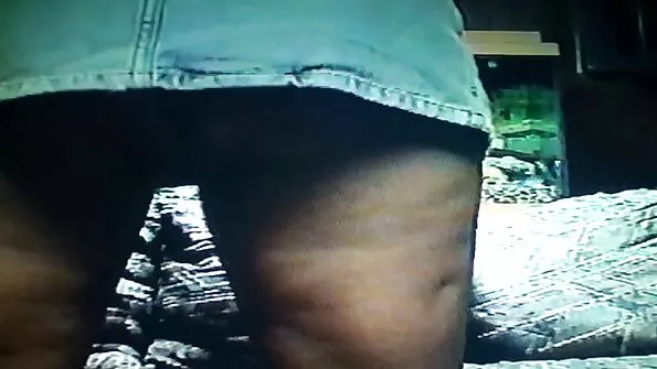 Гаряча теличка віддалася кавалеру в анал українськепорно на дивані.