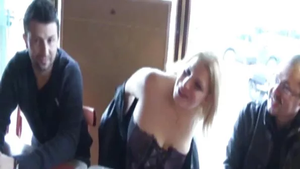 Трахає повію в гондоні українськепорно дорогою додому.