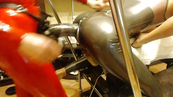 Чорноволоса краля сіла українське порно бесплатно на кукан женолюба піздою.