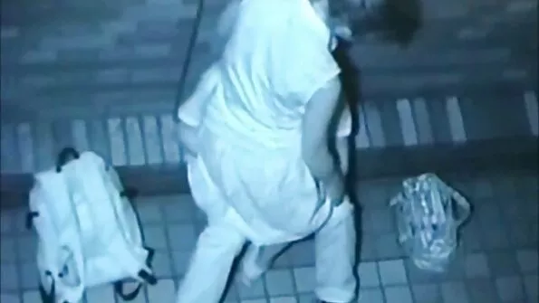 Дівчата молоді писи потрахують український секс огірком.