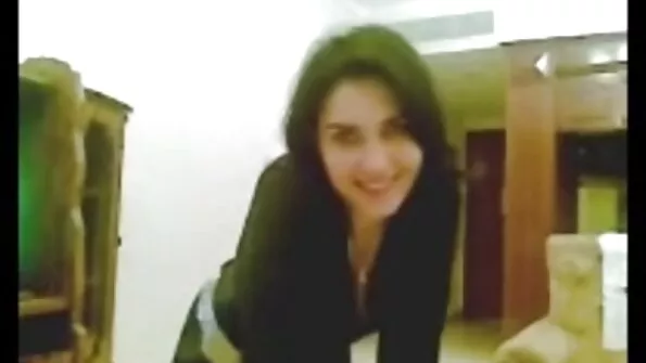 Смішні подружки смикають порно по українське один одному кицьку.