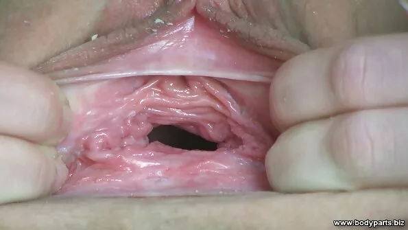 Гарненька лялечка роздяглася українськепорно догола на дивані.