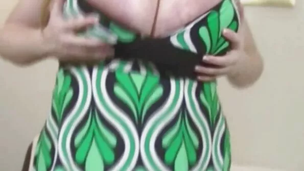 Тілочка з рудим волоссям оприбуткувала пізду секс порно в українському селі іграшкою.