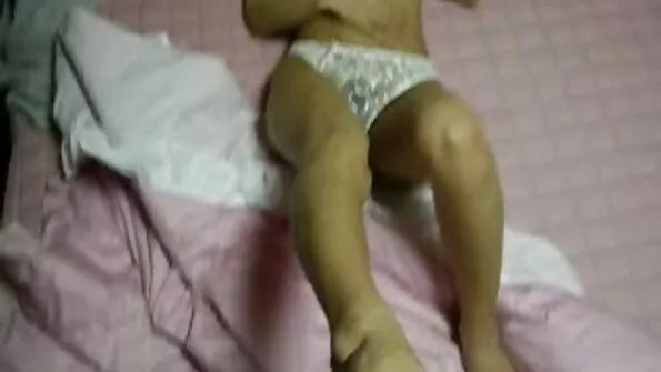 Довговолосу дівчину хлопці виїбали у два українське домашнє порно стволи.