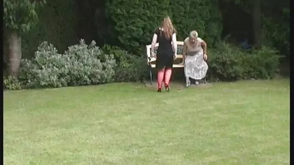 Відважна украінське порно онлайн стерва ебется з лікарями в нірку на кріслі.