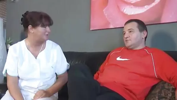 Роздяглися у дворі будинку і українське порно сексуально пустують на пікніку.