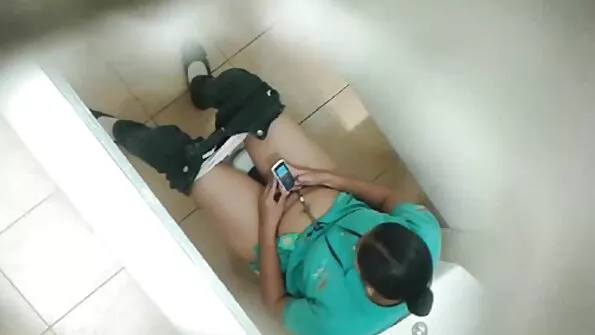 Збуджений пеніс самець засадив порно онлайн українське шльондрі в лоно.