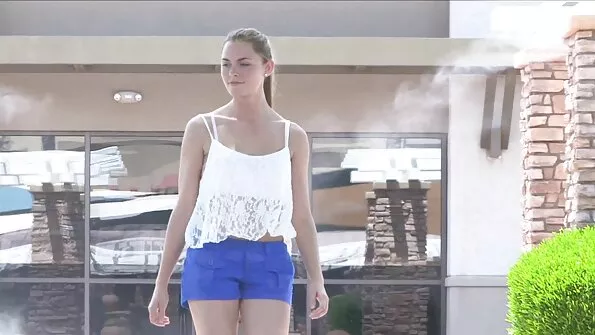 На дивані величезного розміру порно фото українське хлопець отъебал латинку.