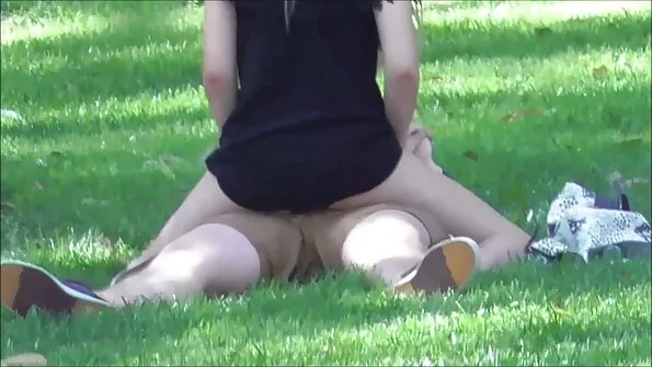 Негр увігнав у українські дівчата секс дівчину свій смаглявий поршень.