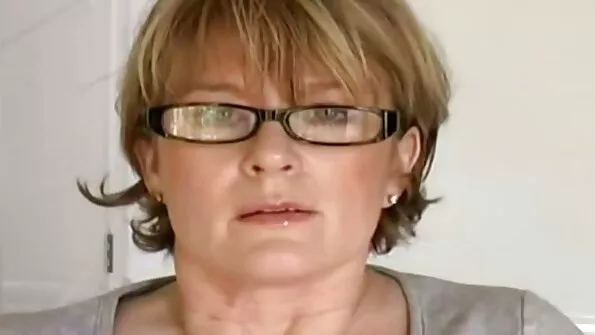 Усміхнена шлюшечка віддалася мужику порно українських зірок біля басейну.