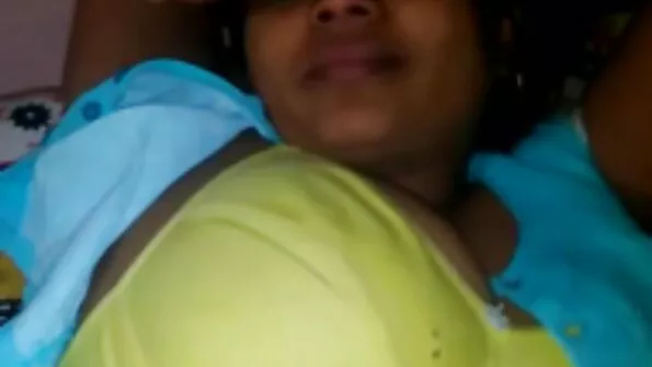 Під час масажу блондинка гладить голу дівчину. український секс