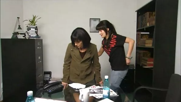 Масажистка українське домашне порно лиже пизду своїй милій клієнтці.