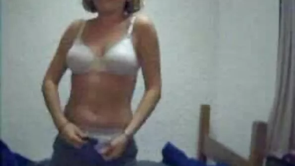 Телка подрузі ніжно попестила писю украінськепорно під трусиками.